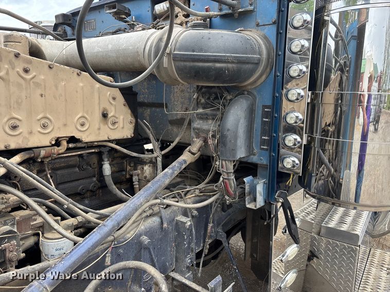 image for item DT0182 1989 Peterbilt 379 semi truck