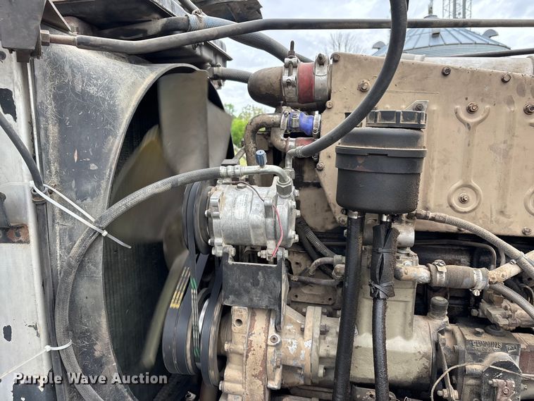 image for item DT0182 1989 Peterbilt 379 semi truck