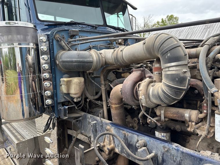 image for item DT0182 1989 Peterbilt 379 semi truck