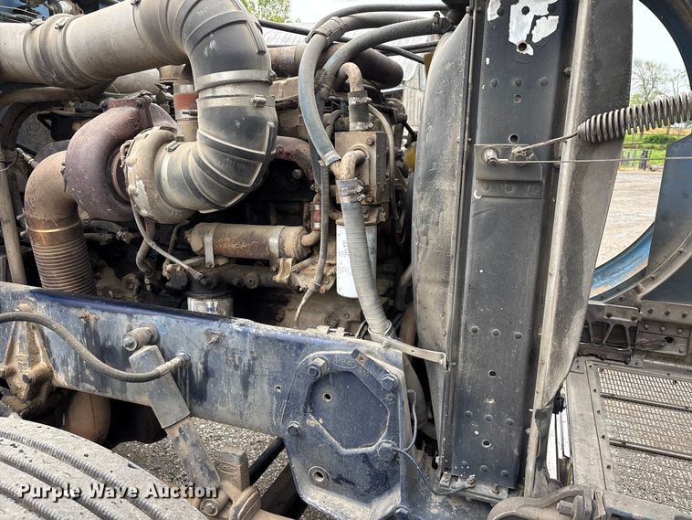 image for item DT0182 1989 Peterbilt 379 semi truck