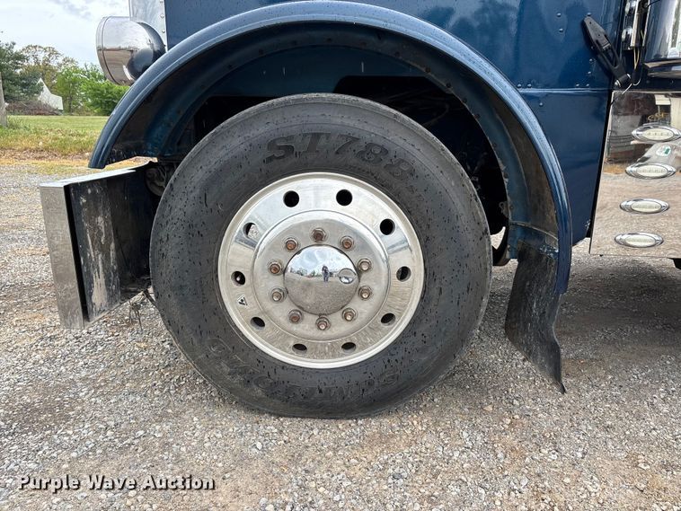image for item DT0182 1989 Peterbilt 379 semi truck