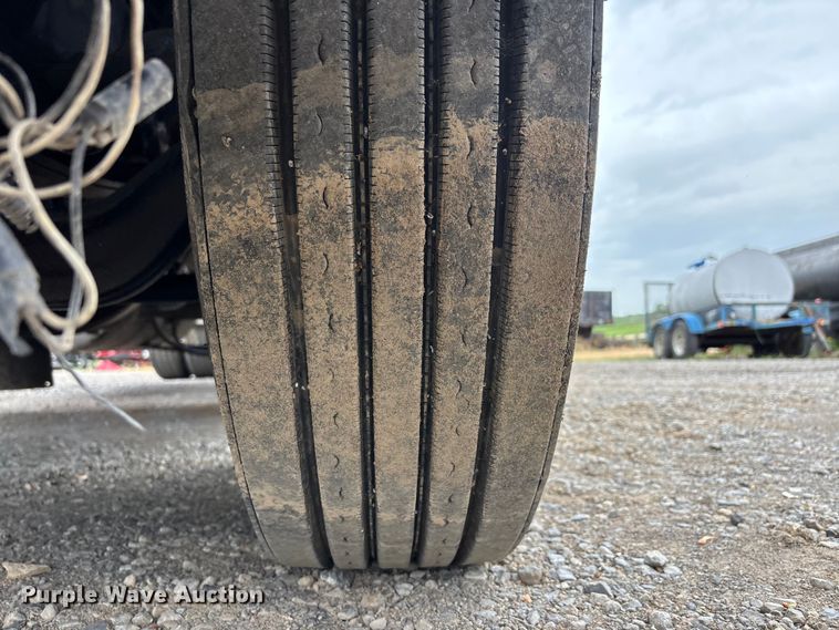 image for item DT0182 1989 Peterbilt 379 semi truck