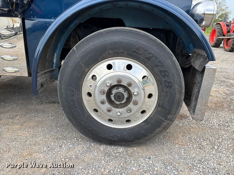 image for item DT0182 1989 Peterbilt 379 semi truck