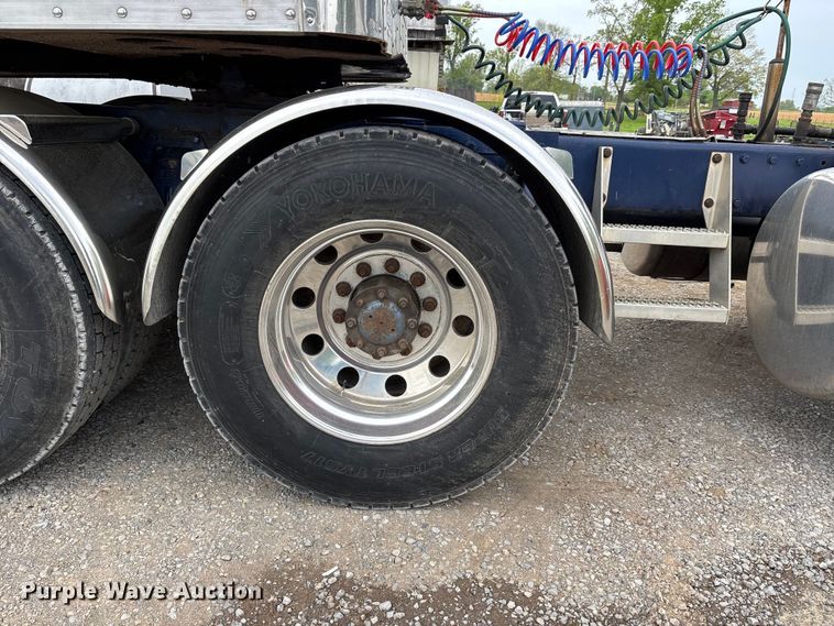 image for item DT0182 1989 Peterbilt 379 semi truck