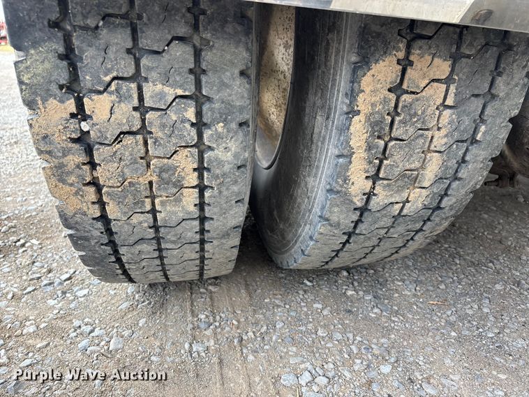 image for item DT0182 1989 Peterbilt 379 semi truck