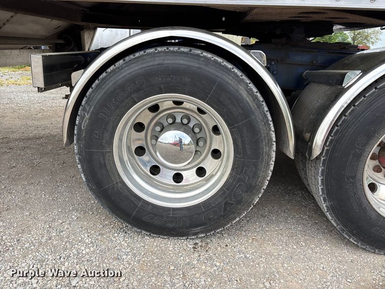 image for item DT0182 1989 Peterbilt 379 semi truck