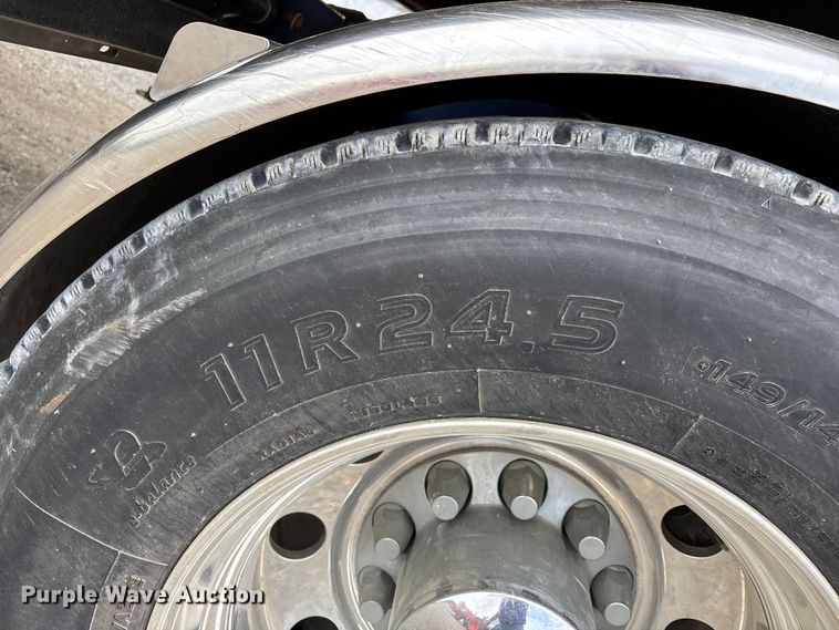 image for item DT0182 1989 Peterbilt 379 semi truck