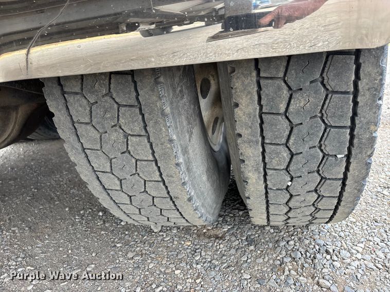 image for item DT0182 1989 Peterbilt 379 semi truck