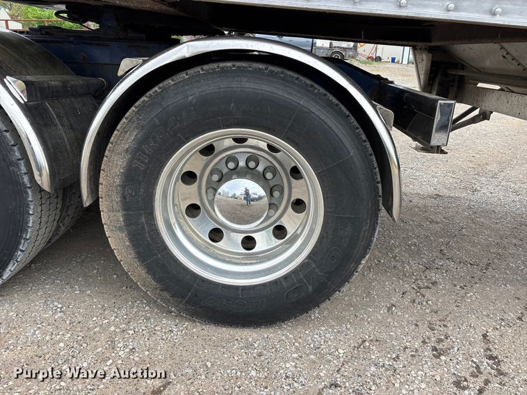 image for item DT0182 1989 Peterbilt 379 semi truck