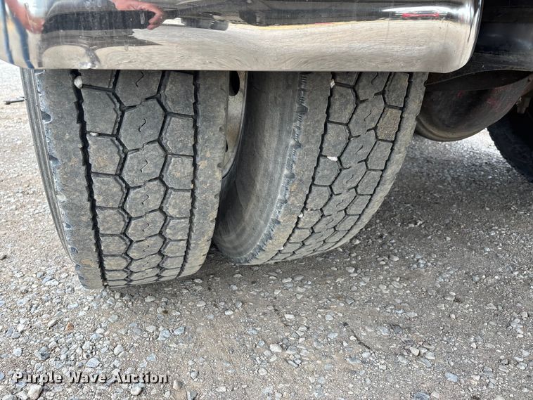 image for item DT0182 1989 Peterbilt 379 semi truck