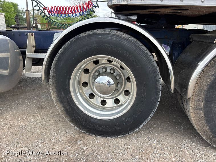 image for item DT0182 1989 Peterbilt 379 semi truck