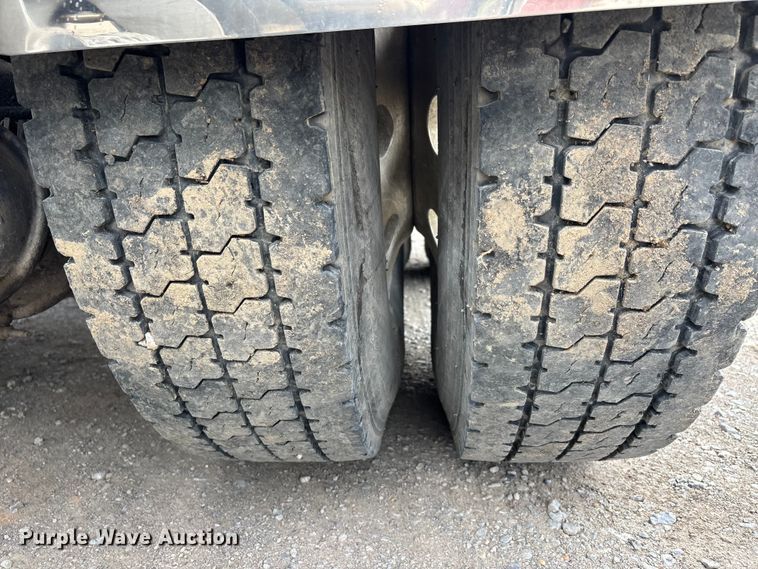 image for item DT0182 1989 Peterbilt 379 semi truck