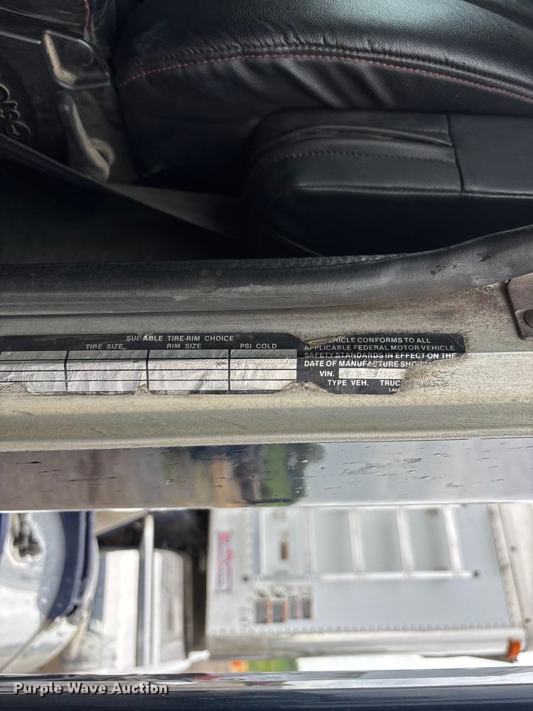 image for item DT0182 1989 Peterbilt 379 semi truck