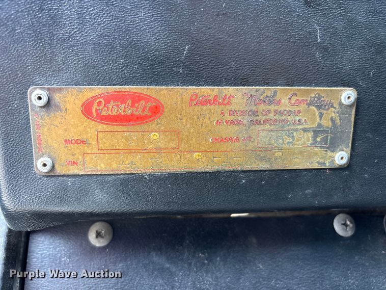image for item DT0182 1989 Peterbilt 379 semi truck
