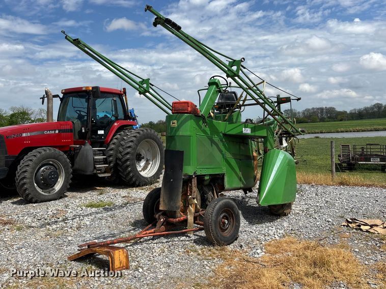 image for item DT0187 1964 John Deere 600A sprayer