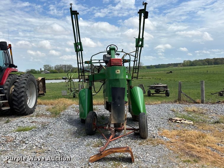 image for item DT0187 1964 John Deere 600A sprayer