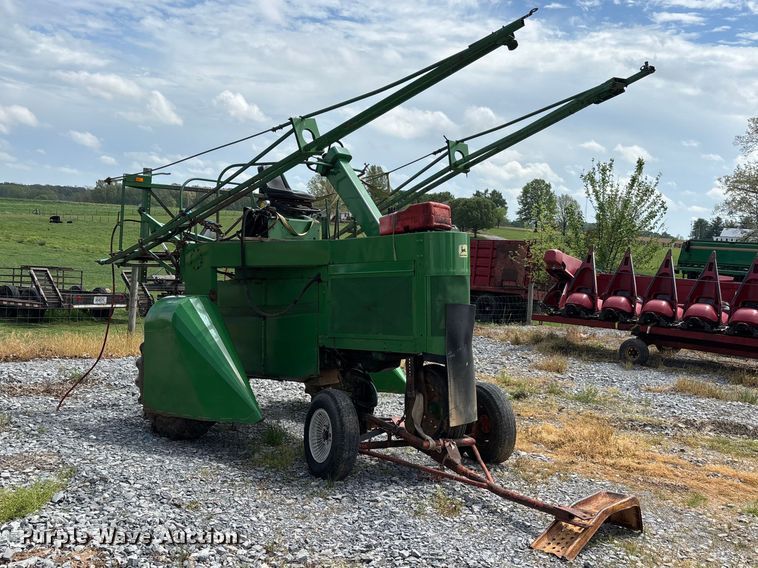 image for item DT0187 1964 John Deere 600A sprayer