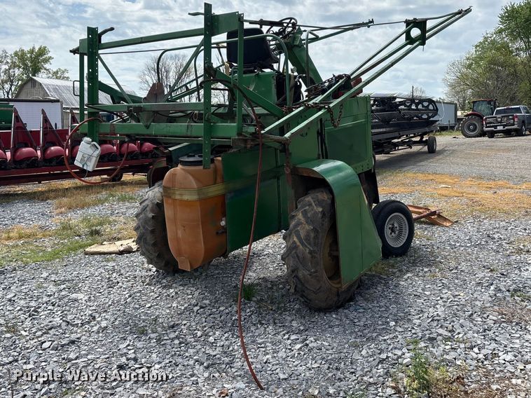 image for item DT0187 1964 John Deere 600A sprayer