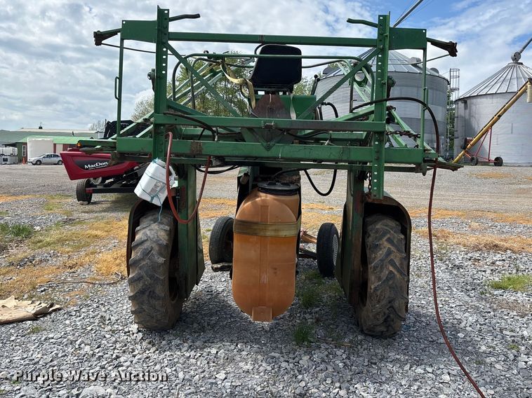 image for item DT0187 1964 John Deere 600A sprayer