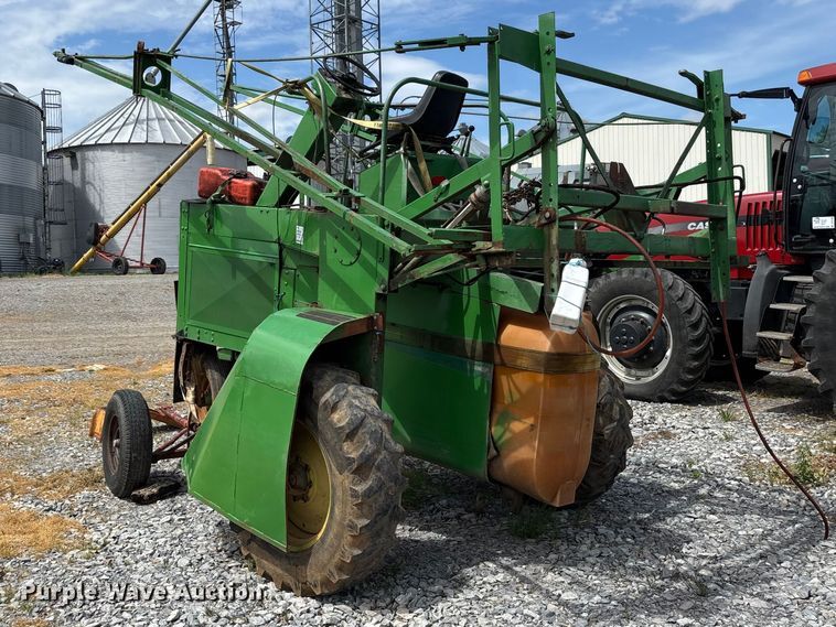 image for item DT0187 1964 John Deere 600A sprayer