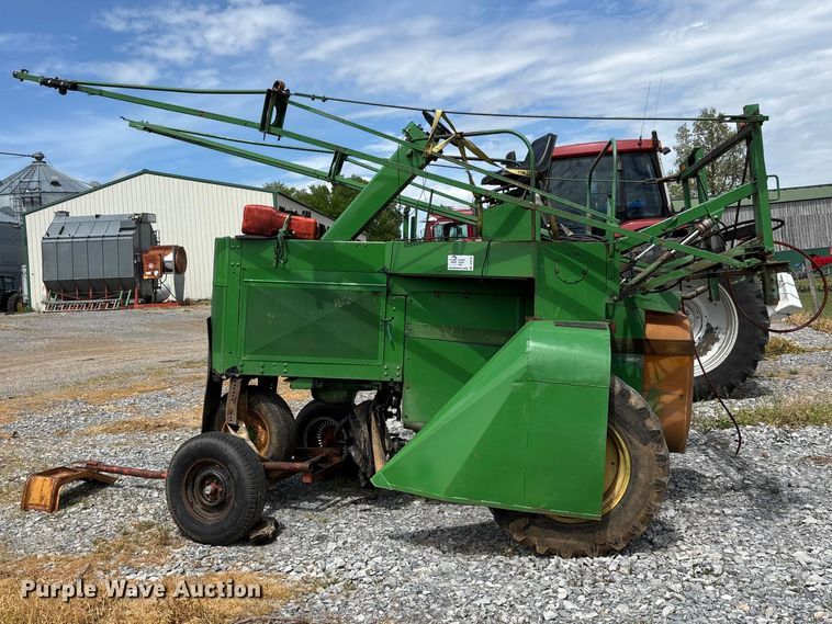 image for item DT0187 1964 John Deere 600A sprayer