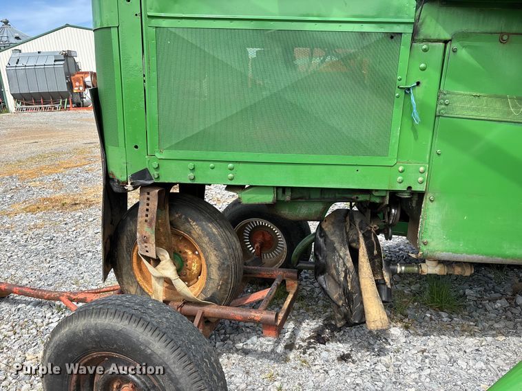 image for item DT0187 1964 John Deere 600A sprayer