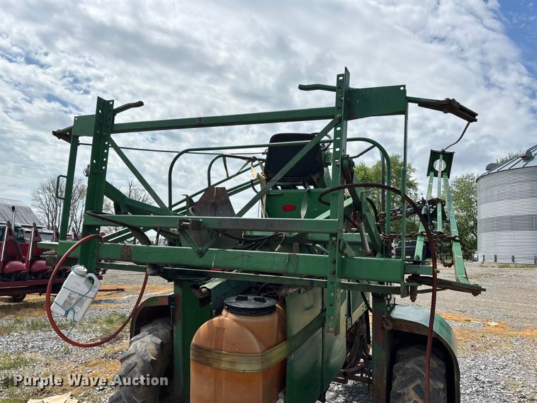 image for item DT0187 1964 John Deere 600A sprayer