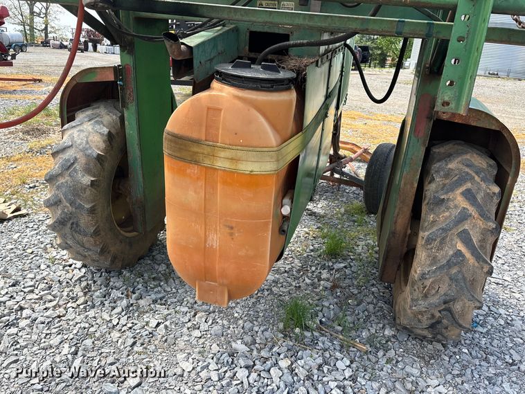 image for item DT0187 1964 John Deere 600A sprayer