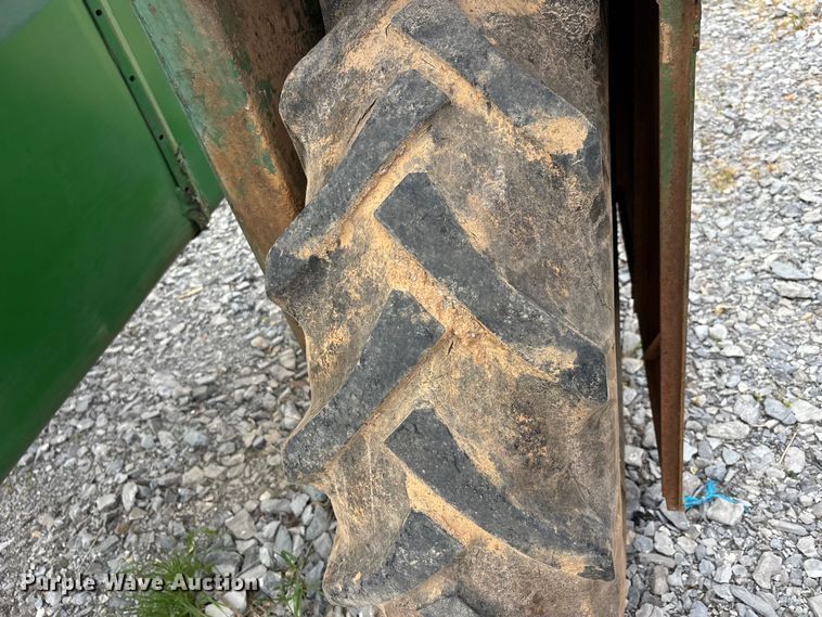 image for item DT0187 1964 John Deere 600A sprayer