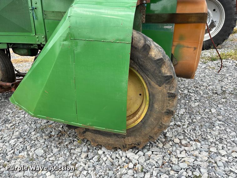 image for item DT0187 1964 John Deere 600A sprayer