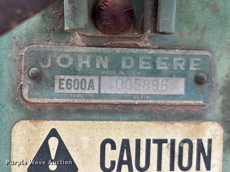 image for item DT0187 1964 John Deere 600A sprayer
