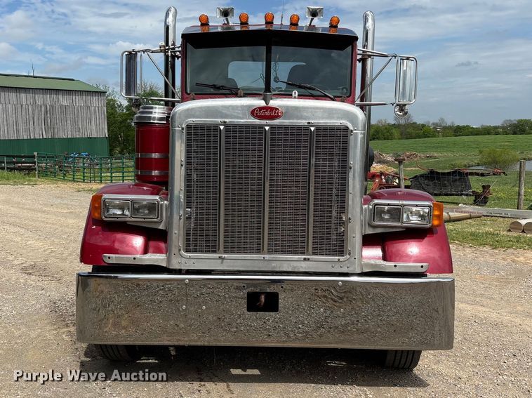 image for item DT0189 1987 Peterbilt 379 semi truck