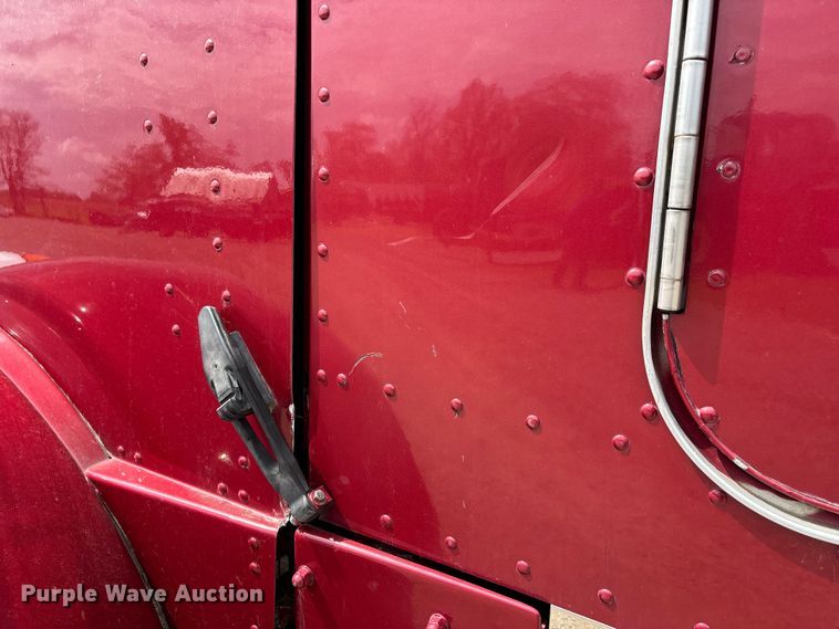 image for item DT0189 1987 Peterbilt 379 semi truck