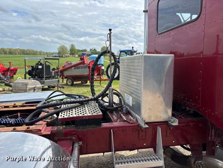 image for item DT0189 1987 Peterbilt 379 semi truck