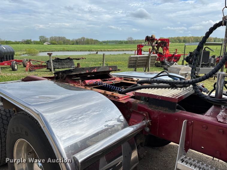 image for item DT0189 1987 Peterbilt 379 semi truck