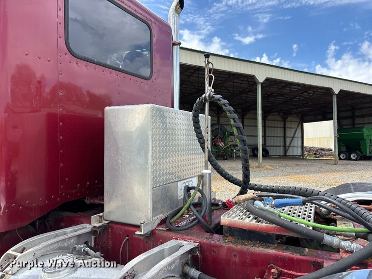 image for item DT0189 1987 Peterbilt 379 semi truck