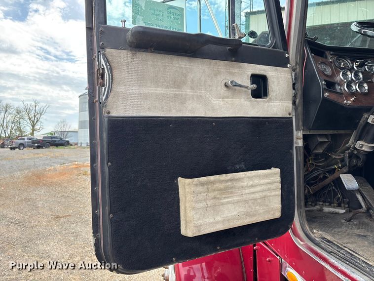 image for item DT0189 1987 Peterbilt 379 semi truck