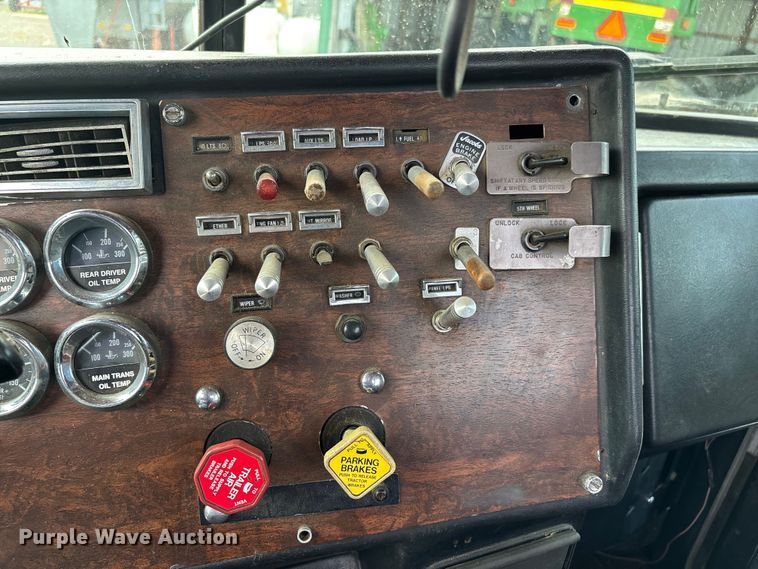 image for item DT0189 1987 Peterbilt 379 semi truck