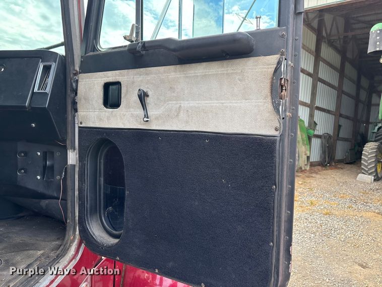 image for item DT0189 1987 Peterbilt 379 semi truck