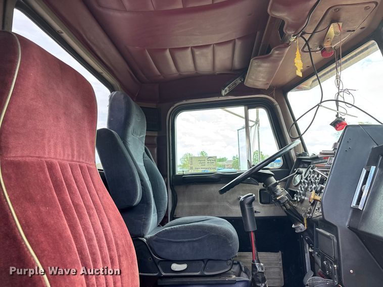 image for item DT0189 1987 Peterbilt 379 semi truck