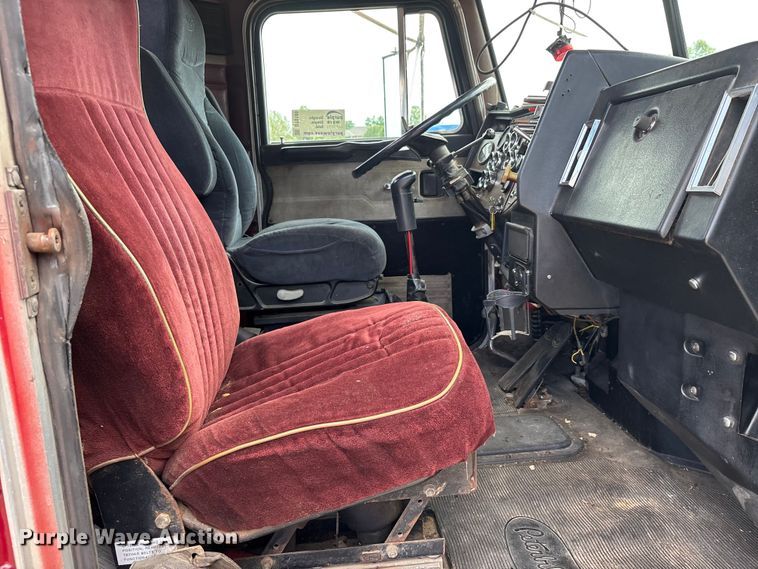 image for item DT0189 1987 Peterbilt 379 semi truck