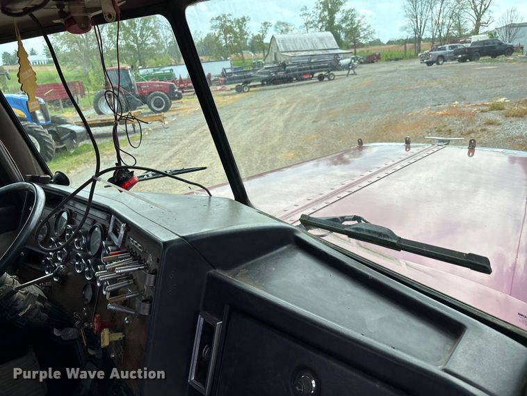 image for item DT0189 1987 Peterbilt 379 semi truck