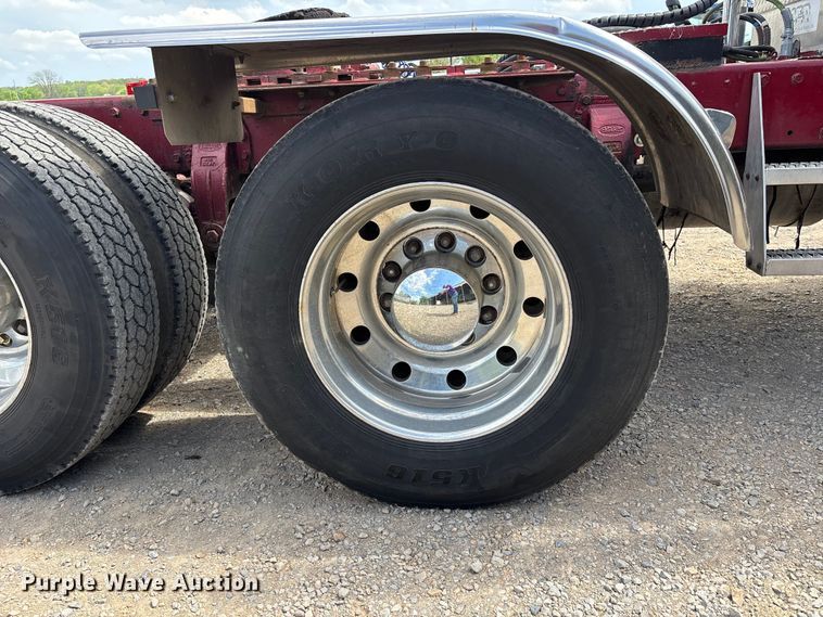 image for item DT0189 1987 Peterbilt 379 semi truck