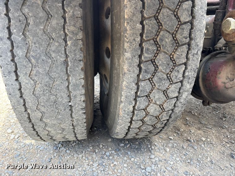 image for item DT0189 1987 Peterbilt 379 semi truck