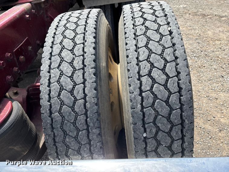 image for item DT0189 1987 Peterbilt 379 semi truck