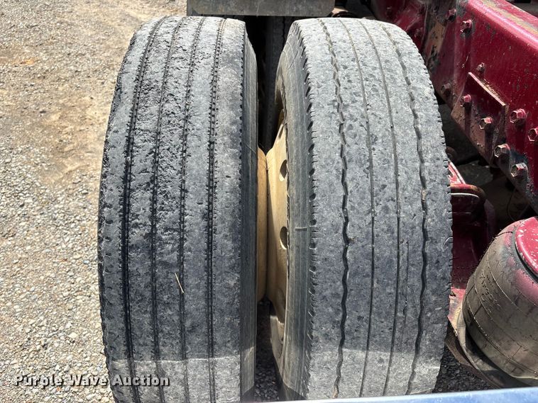 image for item DT0189 1987 Peterbilt 379 semi truck