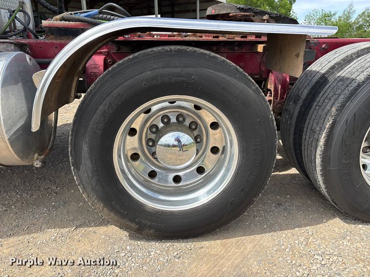 image for item DT0189 1987 Peterbilt 379 semi truck