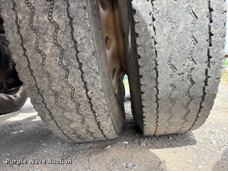 image for item DT0189 1987 Peterbilt 379 semi truck