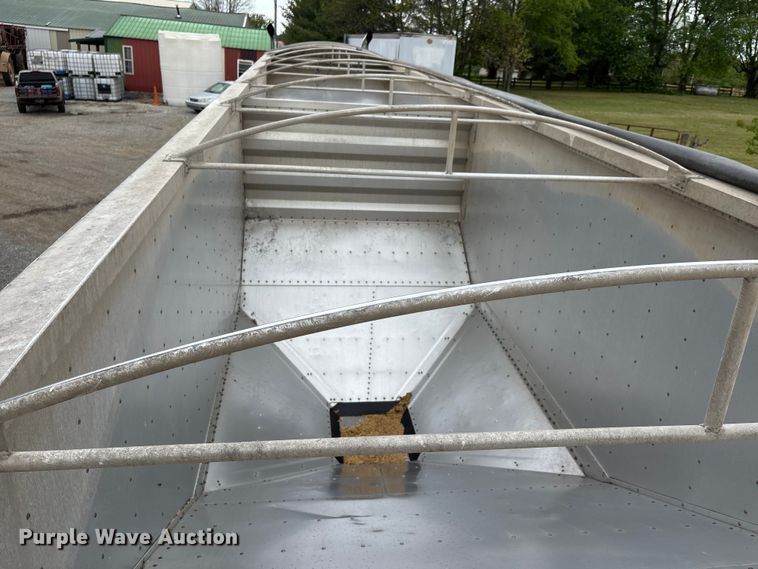 image for item DT0207 2008 Wilson Pacesetter grain trailer