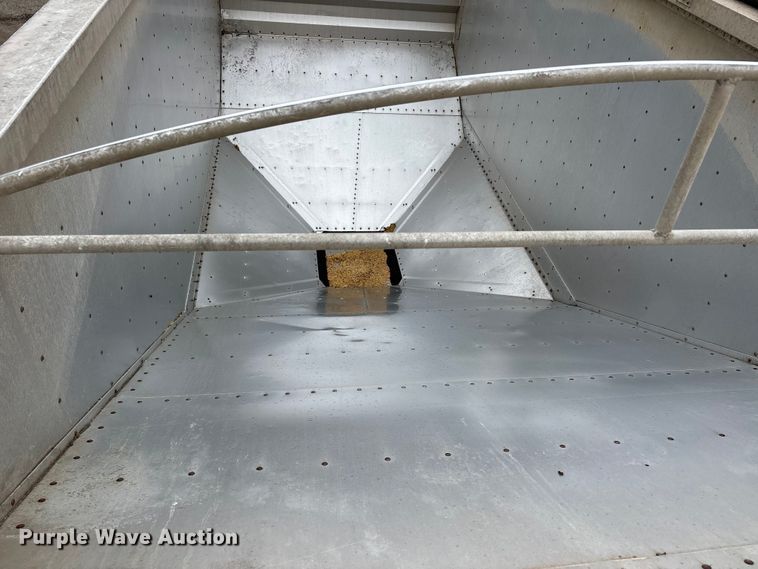 image for item DT0207 2008 Wilson Pacesetter grain trailer